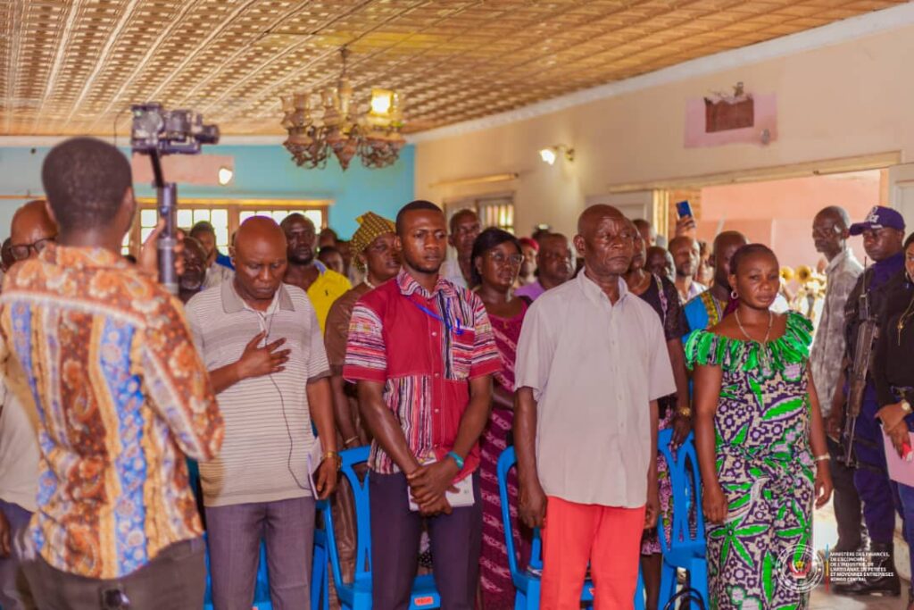 À Kisantu, Joyce Luyeye encourage la population à participer au concours du plan d'affaires du projet Transforme 1 1000218692