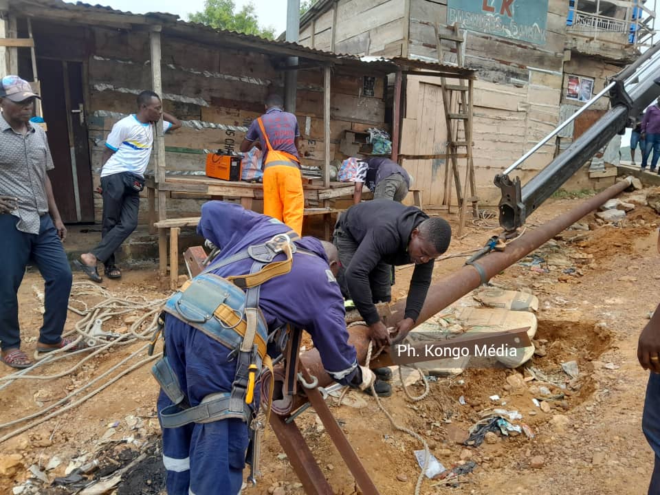 Matadi : début des travaux de la SNEL après l’affaissement d’un poteau MT au lotissement Tsasa-di-Ntumba 3 IMG 20250119 WA0037 1
