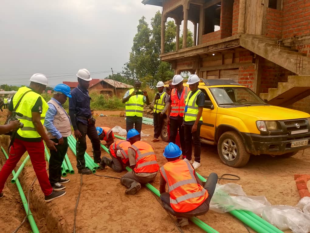 Kongo Central : Théodore Kabeya, Directeur régional de la REGIDESO, constate l’avancement des travaux de canalisation d’eau sur le chantier de la route Nkamba - Mbanza-Ngungu 1 1000381501
