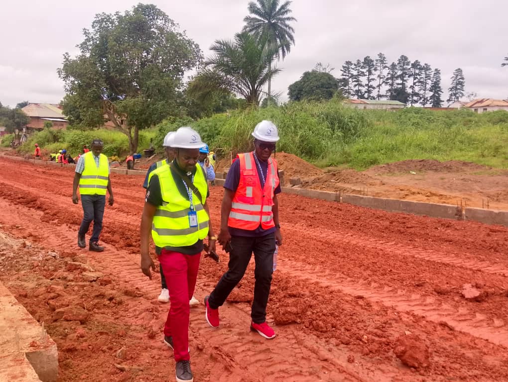 Kongo Central : Théodore Kabeya, Directeur régional de la REGIDESO, constate l’avancement des travaux de canalisation d’eau sur le chantier de la route Nkamba - Mbanza-Ngungu 2 1000381502