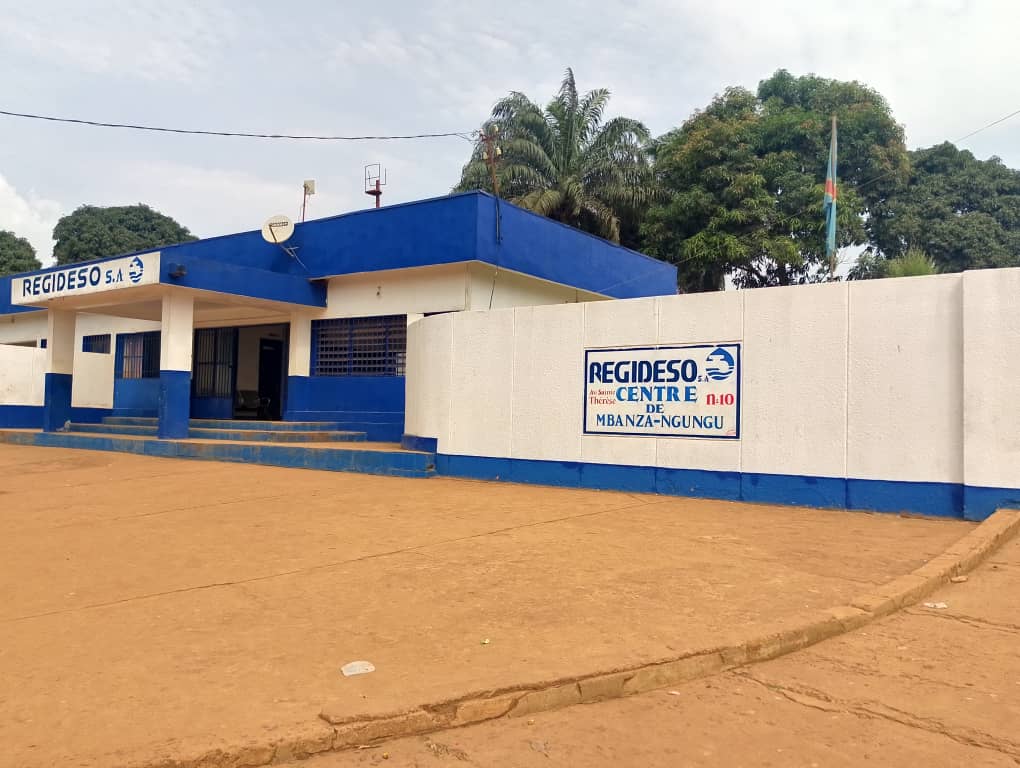 Richard Kumbu, chef de centre de la REGIDESO Mbanza-Ngungu, éclaire les abonnés de son ressort sur la fourniture d'eau 1 IMG 20250205 WA0164