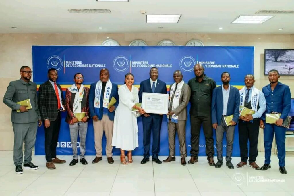 Daniel Mukoko Samba honoré avec deux diplômes de mérite pour son leadership économique 1 IMG 20250501 WA0176