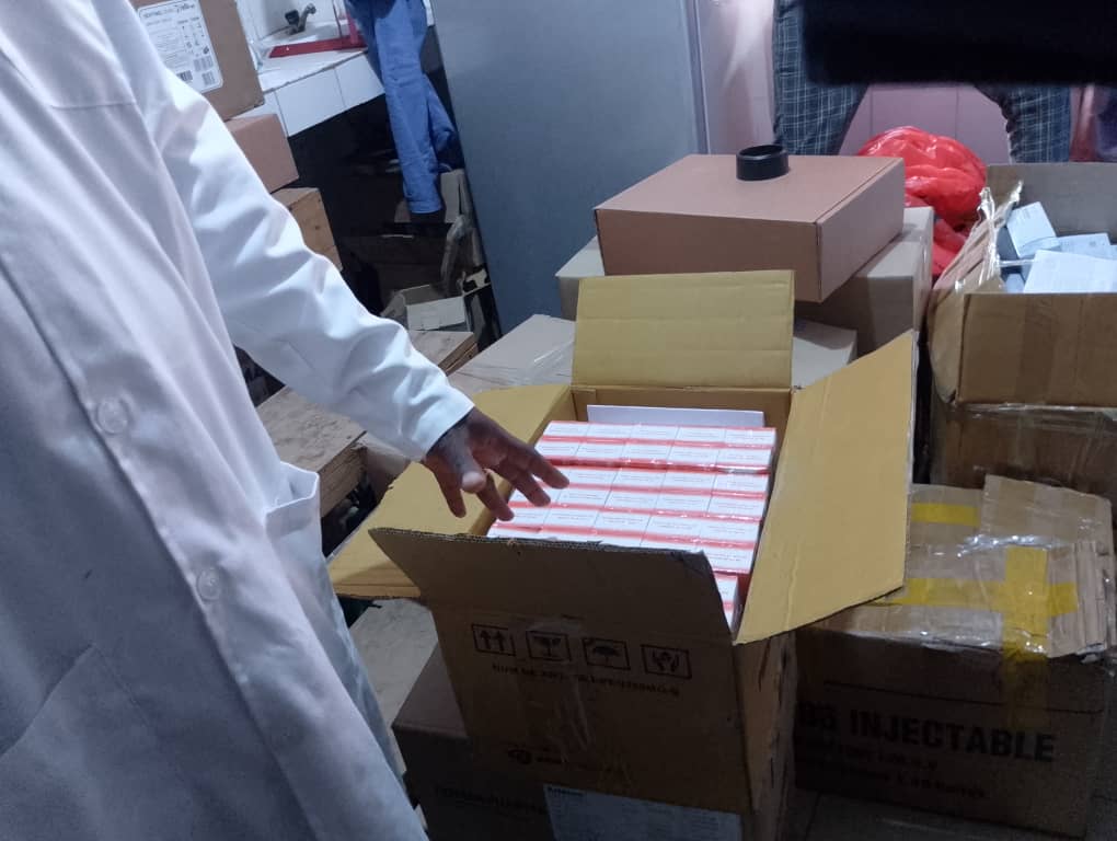 A Mbanza-Ngungu, le député national Ephremy Nsumbu renforce l’hôpital Nsona Nkulu en équipements médicaux 4 IMG 20250603 WA0104