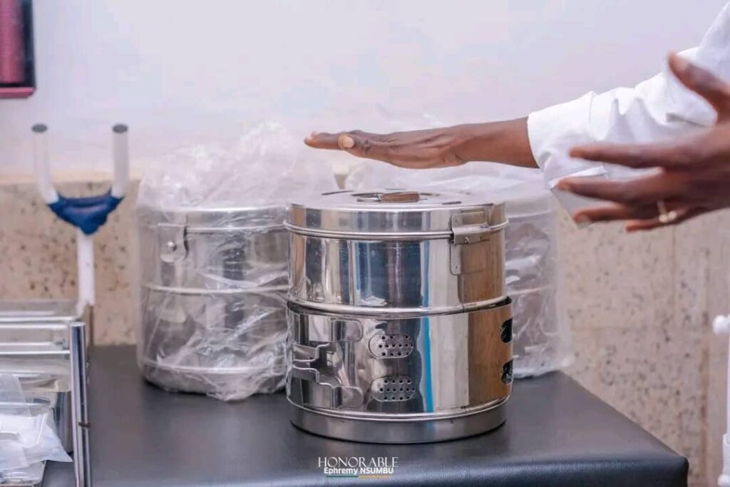 A Mbanza-Ngungu, le député national Ephremy Nsumbu renforce l’hôpital Nsona Nkulu en équipements médicaux 5 IMG 20250603 WA0110 1