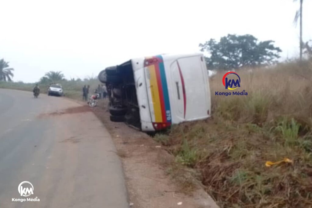 Seke-Banza : une collision entre un bus Transco et une voiture fait un mort au village Mbimbi 4 Copie de Copie de Personal Photos Photo Card in Light Blue Modern Style 20250704 085402 0000