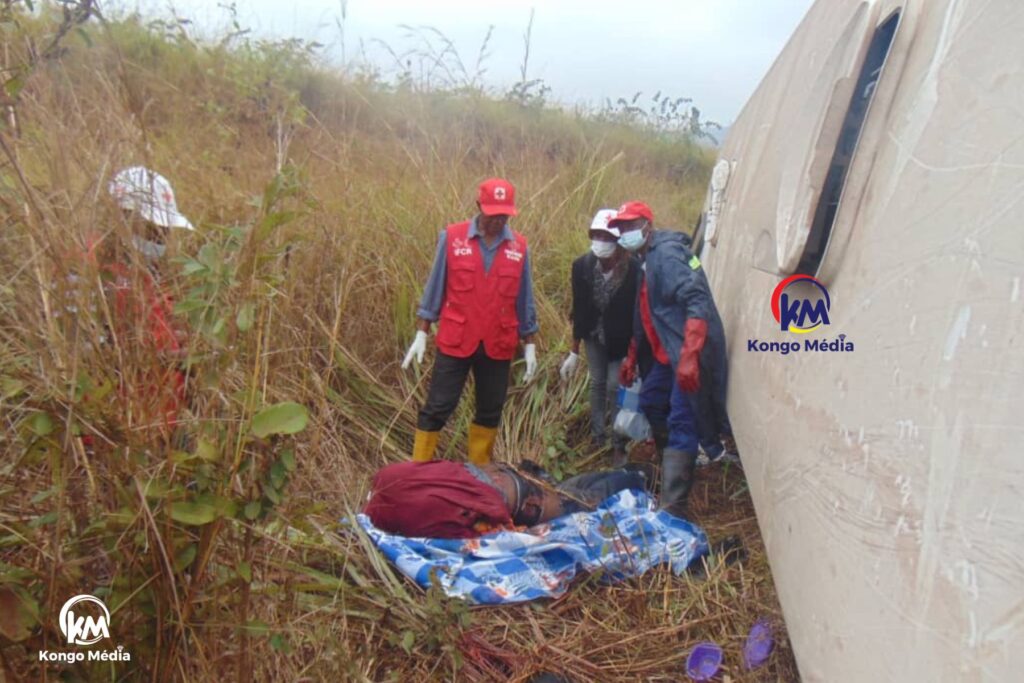Seke-Banza : une collision entre un bus Transco et une voiture fait un mort au village Mbimbi 1 Copie de Copie de Personal Photos Photo Card in Light Blue Modern Style 20250704 100632 0000