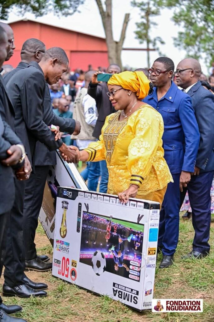 Luozi : la sénatrice Néfertiti Ngudianza Bayokisa Kisula lance la campagne de distribution des kits scolaires et participe à l’ouverture du synode de la CEC 5 FB IMG 1753686315133