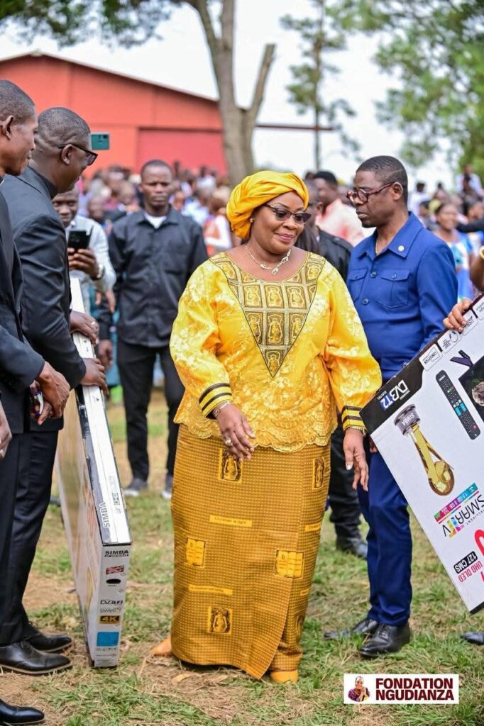 Luozi : la sénatrice Néfertiti Ngudianza Bayokisa Kisula lance la campagne de distribution des kits scolaires et participe à l’ouverture du synode de la CEC 4 FB IMG 1753686317471