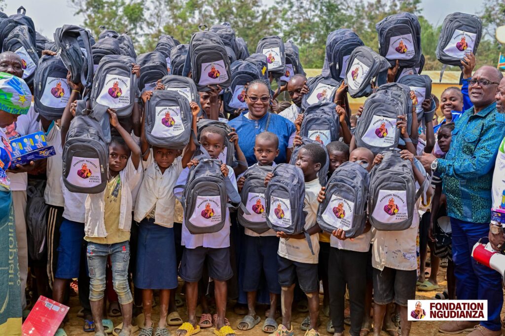 Luozi : la sénatrice Néfertiti Ngudianza Bayokisa Kisula lance la campagne de distribution des kits scolaires et participe à l’ouverture du synode de la CEC 2 IMG 20250728 WA0024