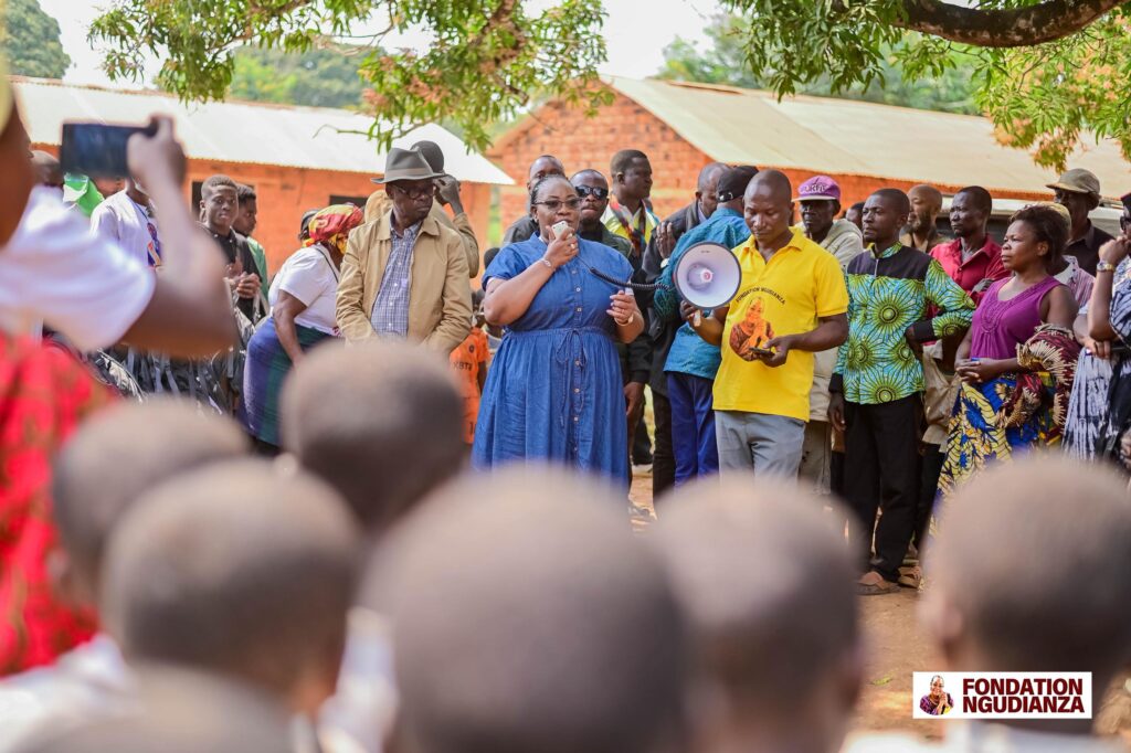 Luozi : la sénatrice Néfertiti Ngudianza Bayokisa Kisula lance la campagne de distribution des kits scolaires et participe à l’ouverture du synode de la CEC 1 IMG 20250728 WA0033