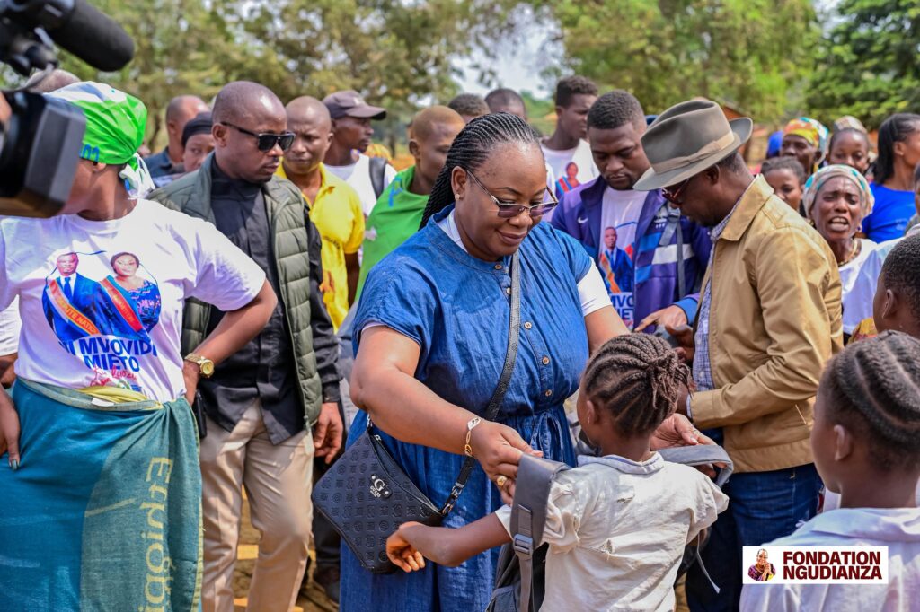 Luozi : la sénatrice Néfertiti Ngudianza Bayokisa Kisula lance la campagne de distribution des kits scolaires et participe à l’ouverture du synode de la CEC 3 IMG 20250728 WA0034