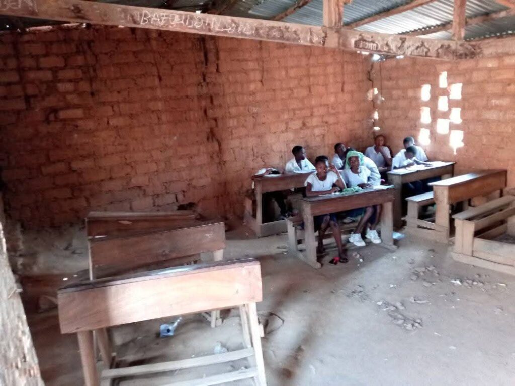 Matadi : le conseiller communal Chito Boungwalanga Mazo Patience alerte sur l’état alarmant des écoles de Nzanza 1 FB IMG 1763243712852