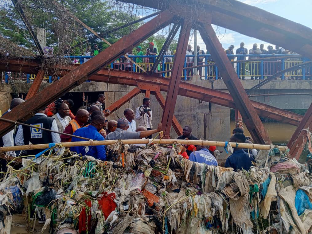 Effondrement du pont-ville à Boma : le ministre John Banza Lunda dépêché sur place pour évaluer les dégâts et coordonner la réponse du gouvernement 2 20251211 162521