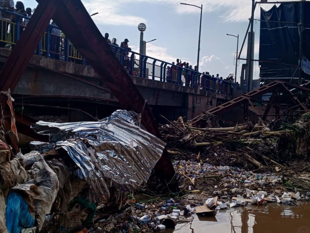 Effondrement du pont-ville à Boma : le ministre John Banza Lunda dépêché sur place pour évaluer les dégâts et coordonner la réponse du gouvernement 1 20251211 162527