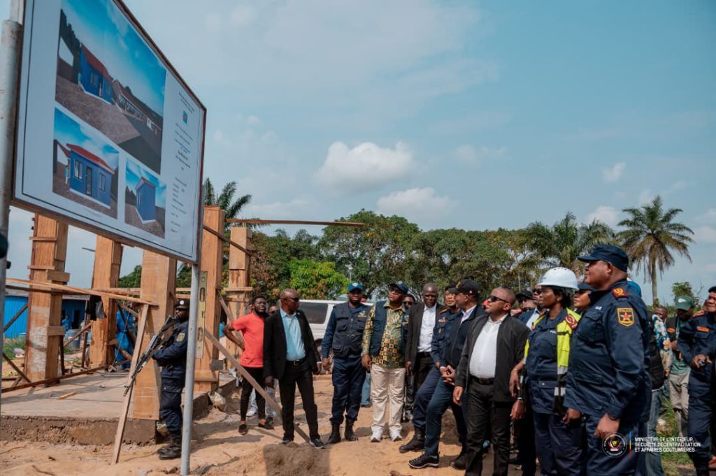 RDC : le VPM Jacquemain Shabani inspecte les travaux de relogement des policiers sinistrés au camp Kabila et encourage les nouvelles recrues à Kasangulu 4 20260111 131716