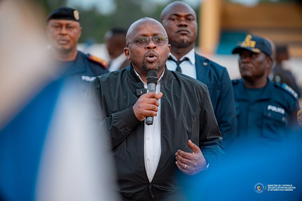 RDC : le VPM Jacquemain Shabani inspecte les travaux de relogement des policiers sinistrés au camp Kabila et encourage les nouvelles recrues à Kasangulu 1 20260111 141812